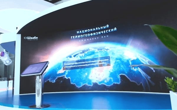 多點(diǎn)觸控互動(dòng)，雙屏聯(lián)動(dòng)的弧幕呈現(xiàn)